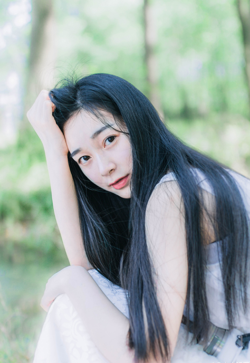 爱情是彩色气球，无论颜色如何艳丽，经不起针尖轻轻一刺。